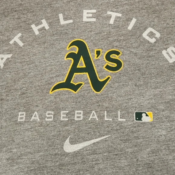 The NIKE Tee Shirt Oakland A's Oversized Gray Graphic Tshirt - Picture 2 of 4